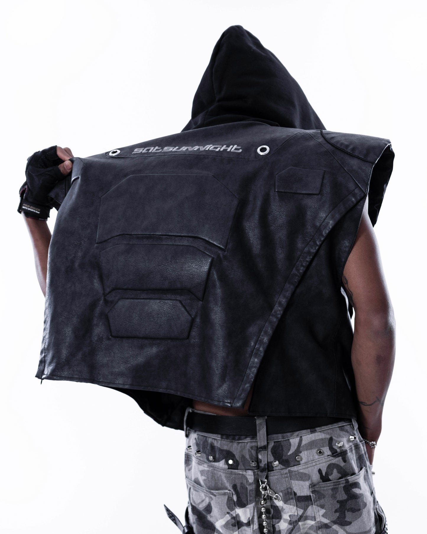 <IT's N0T BLACK & WHITE> LEATHER VEST - BLACK