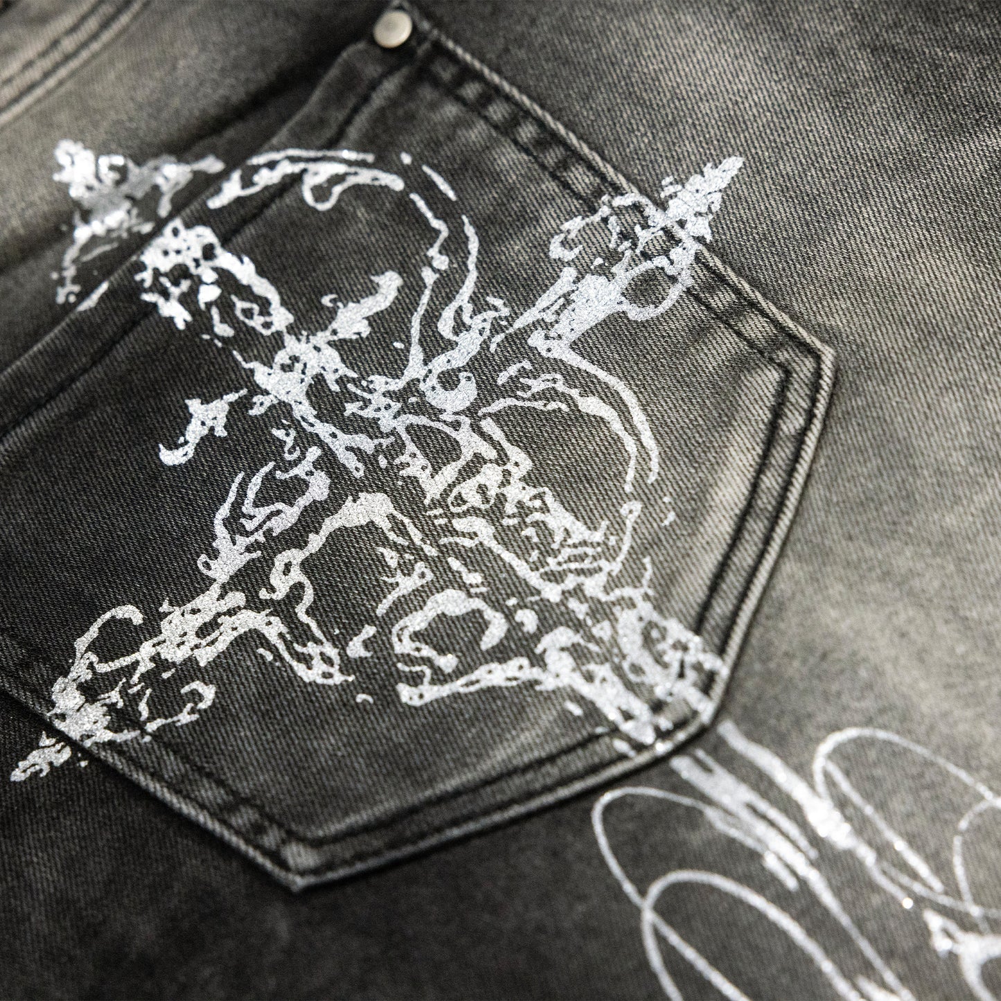 <LOST IN CASTLE> CURVED DENIM PANTS - WASHED BLACK