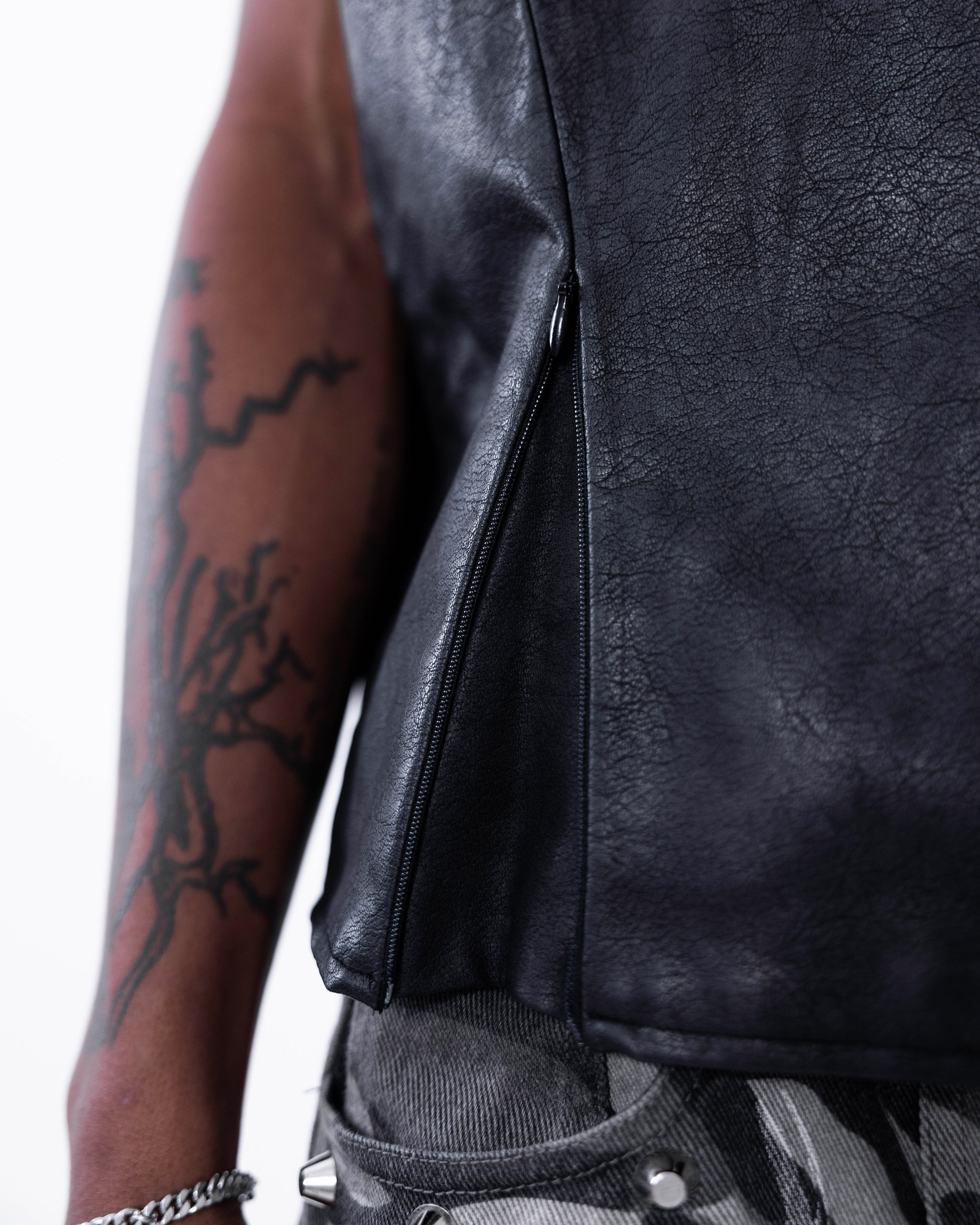 <IT's N0T BLACK & WHITE> LEATHER VEST - BLACK