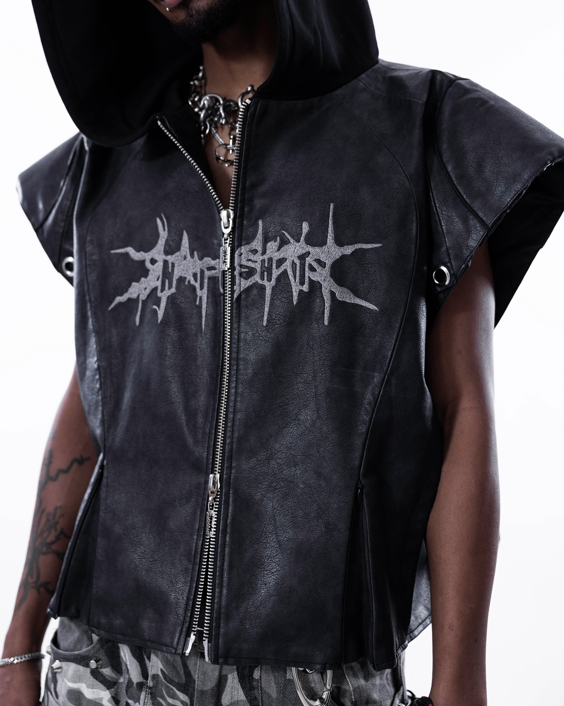 <IT's N0T BLACK & WHITE> LEATHER VEST - BLACK