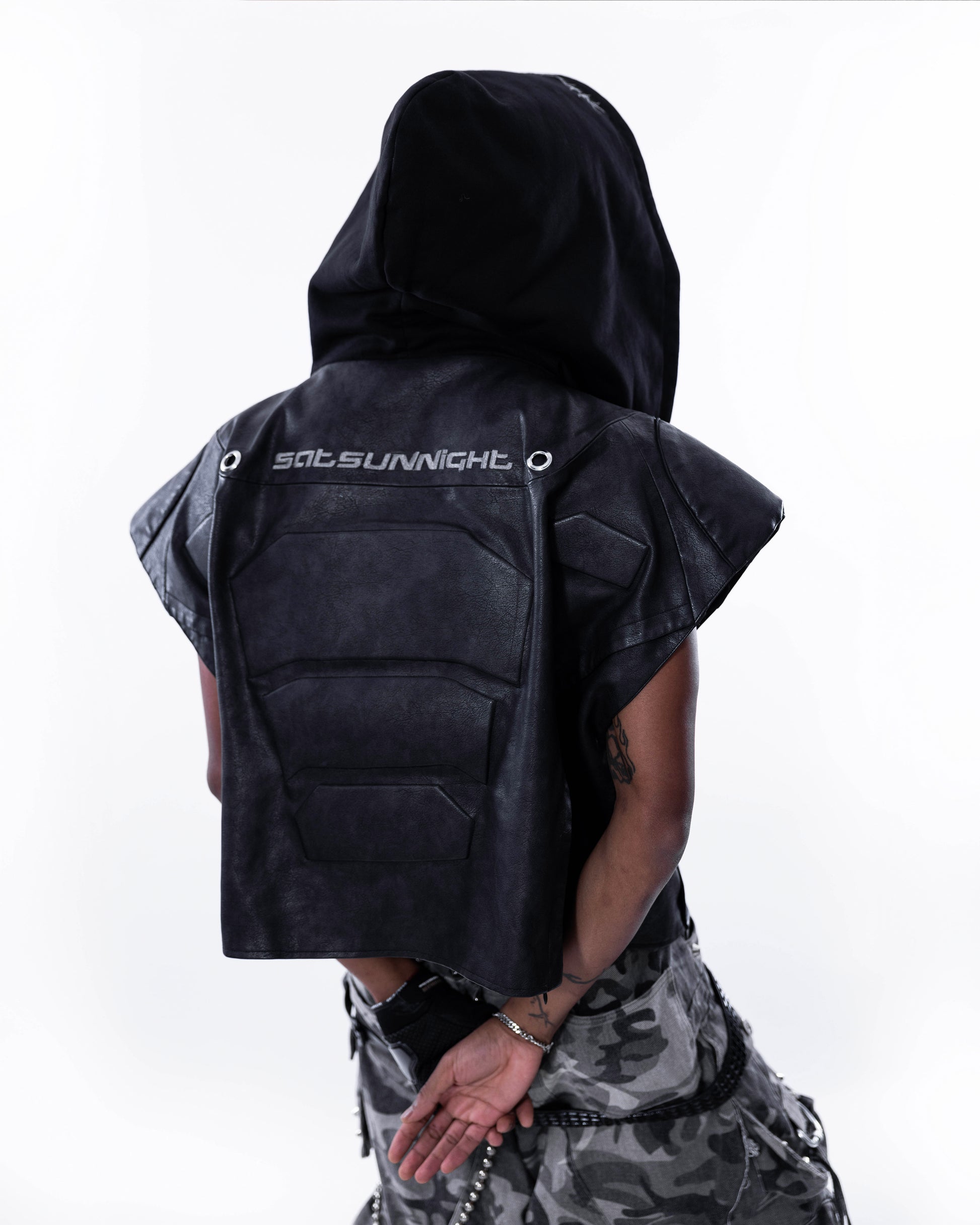 <IT's N0T BLACK & WHITE> LEATHER VEST - BLACK